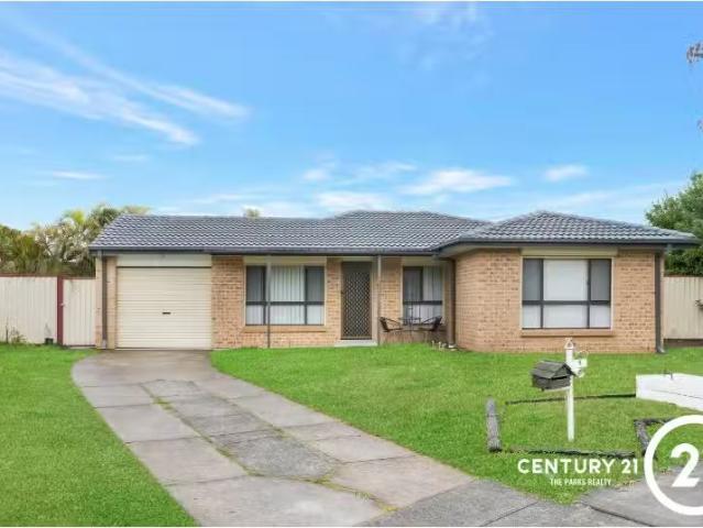 For Rent! 4 BR 4 Walsh Close, Edensor Park House for rent Lis.
