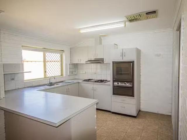 Deal! 4 BR 51 Kultown Drive, Waggrakine, WA 6530