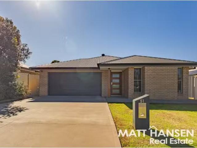 Deal! 4 BR 51 Linda Drive, DUBBO House for rent Listed by Ren.