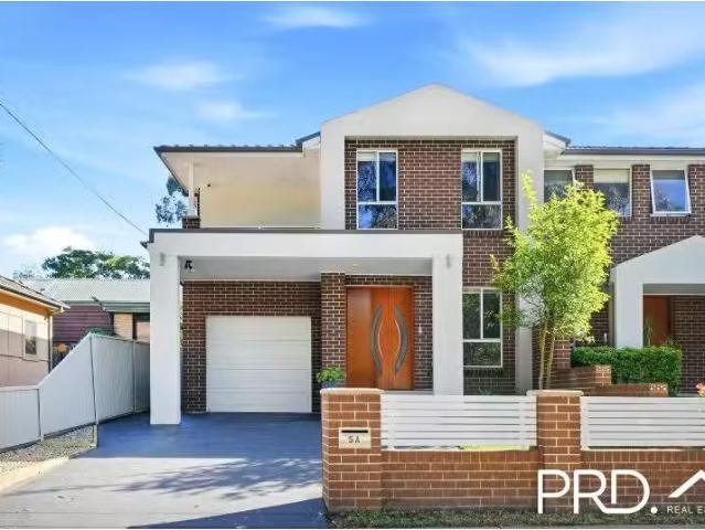 For Rent! 4 BR 5a Monash Avenue, EAST HILLS Townhouse for rent.
