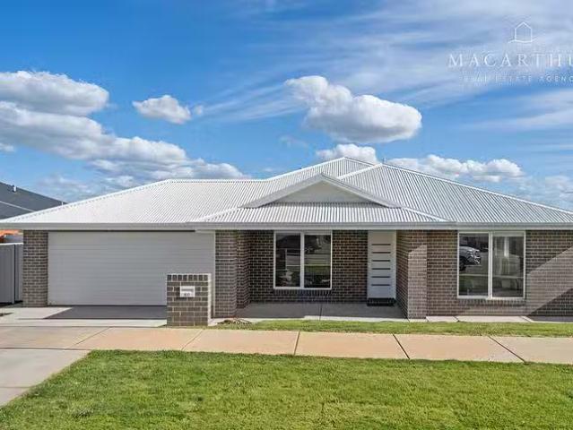 Cozy 4 BR 60 Jumbuck Drive, Gobbagombalin, NSW 2650