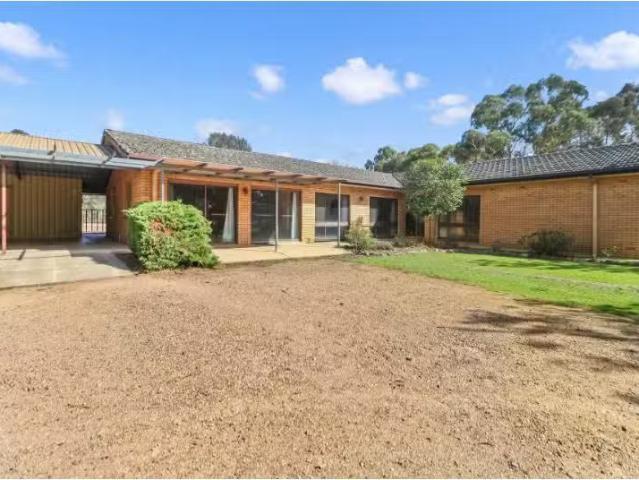Charming 4 BR 74 Plumpton Road, Springvale House for rent Lis.