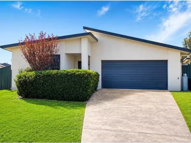 Deal! 4 BR 7 Dixon Circuit, Muswellbrook House for rent Liste.