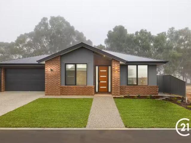 Unique 4 BR 8 Parslow Place, Moama House for rent Listed by B.