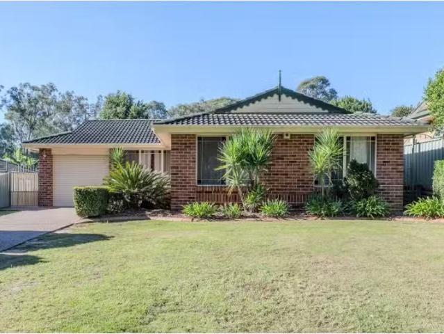 Cheap 4 BR 8 The Avenue, Glenmore Park House for rent Listed.