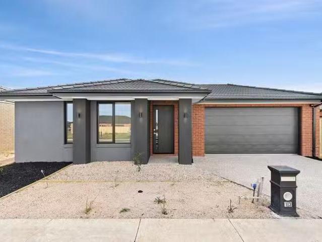 Unique 4 BR 13 Derwent Street, Lara, VIC 3212
