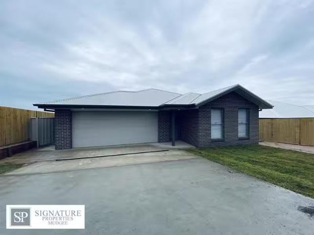 Charming 4 BR 11 Kilkenny Avenue, Mudgee House for rent Liste.