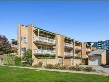 Cheap 4 BR 121/33 Currong Street, Reid Apartment for rent Lis.