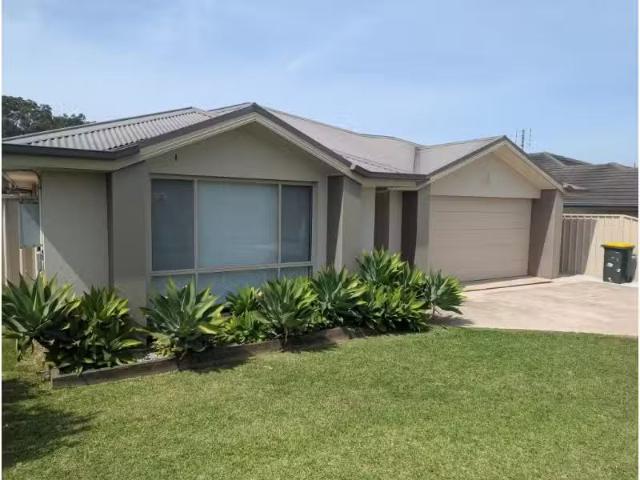 Just in! 4 BR 123 Rayleigh Drive, Worrigee House for rent Lis.