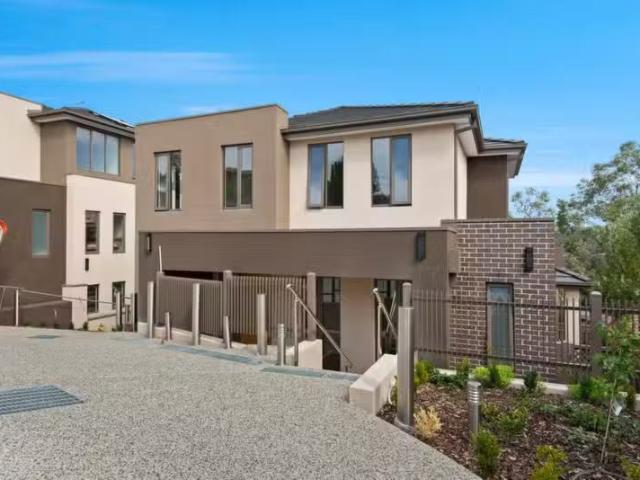 Cozy 4 BR 1/29 Lawanna Drive, Templestowe VIC 3106 Townhouse.