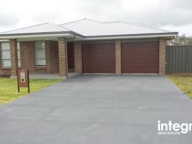 Just in! 4 BR 16 Compass Street, Vincentia House for rent Lis.