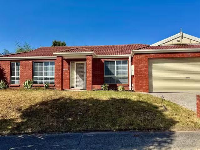 Nice 4 BR 18 Oakgrove Drive, Narre Warren South, VIC 3805 Ho.