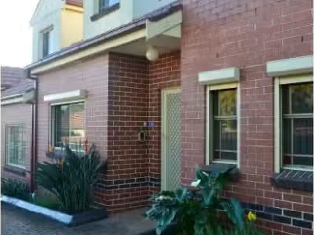 Unique 4 BR 2/21 Cheltenham Road, CROYDON Townhouse for rent.