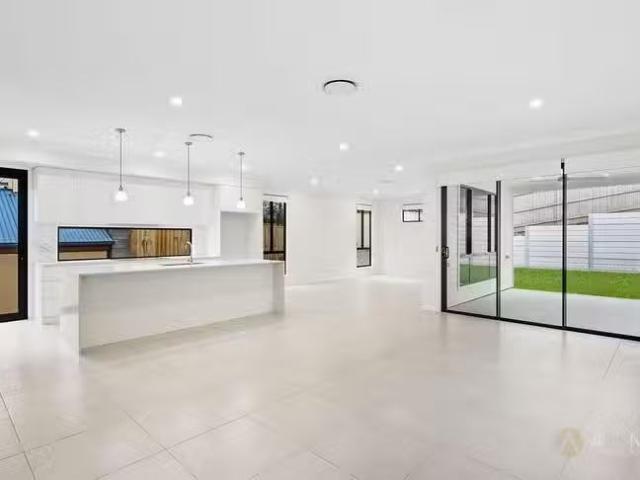 Unique 4 BR 22 Lockhart Street, Woolloongabba, QLD 4102