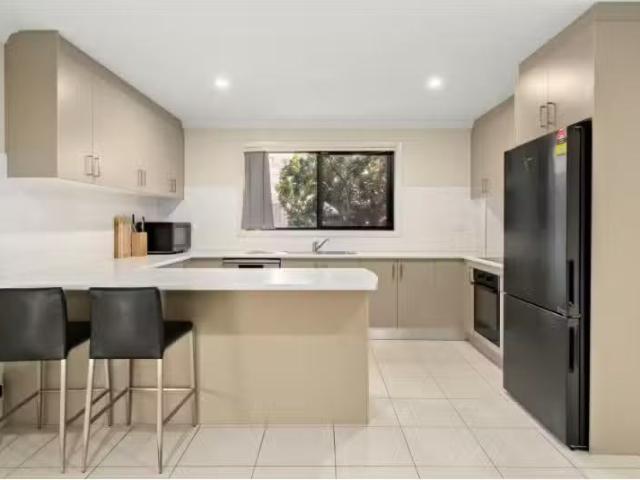 Deal! 4 BR 22A Mary Davis Avenue, Koonawarra Townhouse for ren.