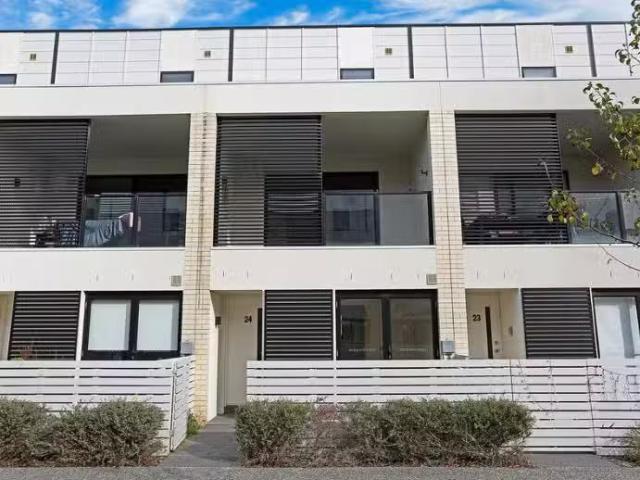 Rental! 4 BR 24/111 Kinross Avenue, EDITHVALE, VIC 3196 Town.