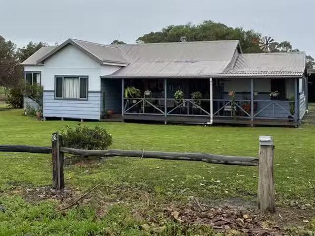 Cozy 4 BR 242 Wonnerup South Road, YALYALUP, WA 6280 House f.