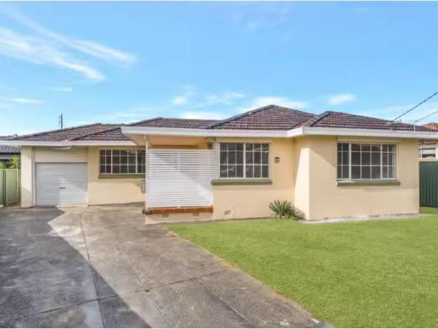 Charming 4 BR 25 Tyrell Crescent, FAIRFIELD WEST House for ren.