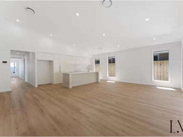 Cheap 4 BR 28 Milburn Circuit, Boolaroo House for rent Listed.