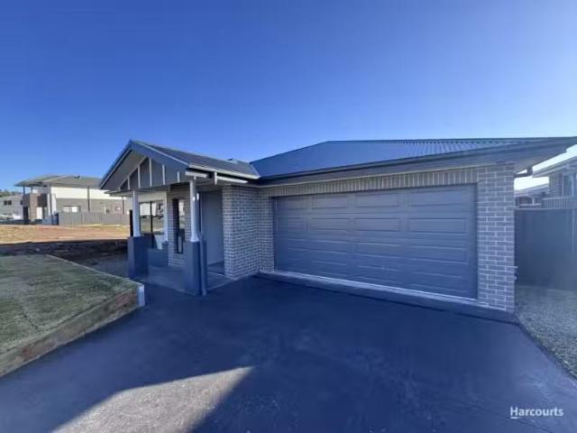 Charming 4 BR 28 Strathmore Lane, Tahmoor House for rent List.