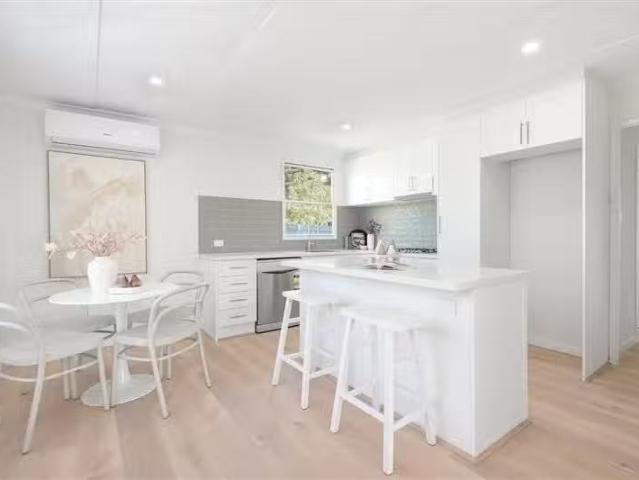 Nice 4 BR 2 Juniper Court, Frankston North, VIC 3200 House f.