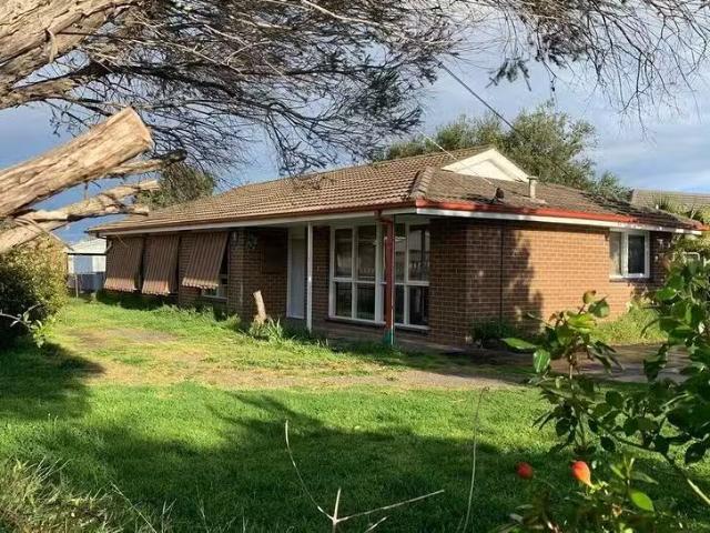 Just in! 4 BR 2 Winnington Street, Deer Park, VIC 3023