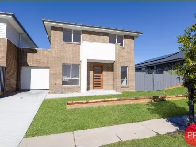 Charming 4 BR 30 Biyung Street, FLETCHER Townhouse for rent L.