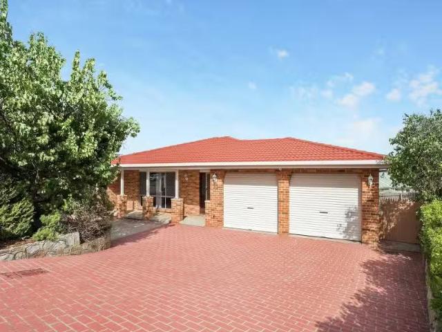 Just in! 4 BR 32 Amagula Avenue, Ngunnawal House for rent Lis.