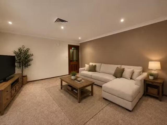 Deal! 4 BR 32 Busaria Crescent, GLENMORE PARK House for rent.