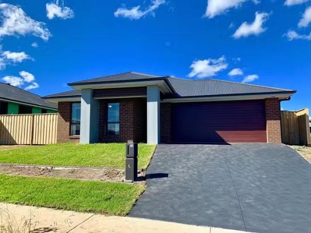 Deal! 4 BR 35 Plover Circuit, Aberglasslyn, NSW 2320