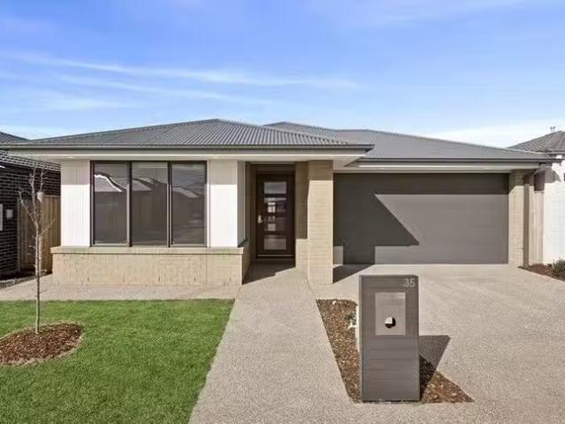 Unique 4 BR 35 Sunlight Circuit, Lara, VIC 3212