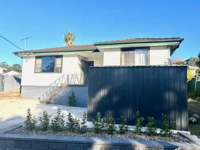 Cheap 4 BR 36 Bernice Cres, Waratah West House for rent Liste.