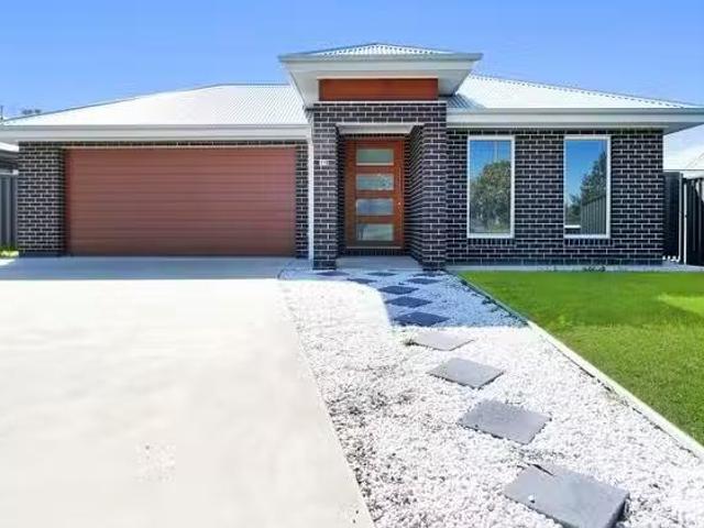 Nice 4 BR 39 Clare Circuit, Thurgoona, NSW 2640
