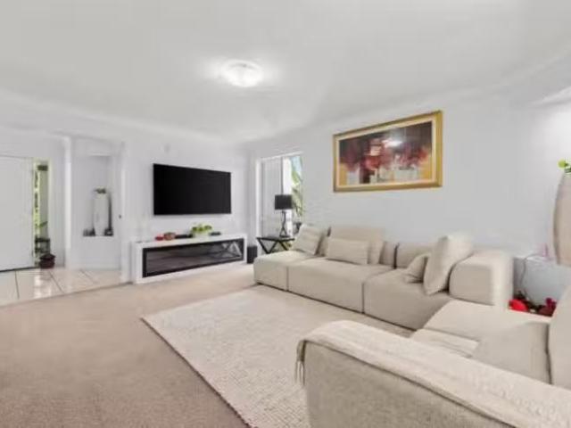 Nice 4 Gilcrest Court, Molendinar, QLD 4214