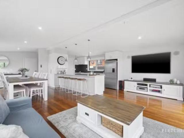 Charming 4 Royal Avenue, Mooroolbark VIC 3138 House Auction