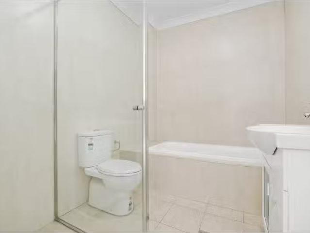 Cozy 50/8 10 Lachlan Street, Liverpool Apartment for rent Lis.