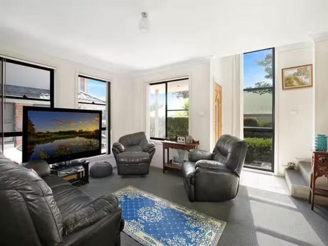 For Rent! 5/17 19 Robertson Street, CONISTON Townhouse for ren.