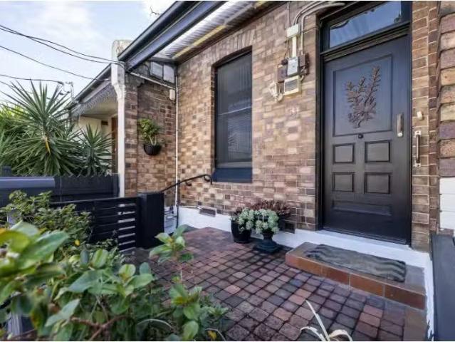 Deal! 51 Wells Street, Newtown House for rent Listed by Ursul.