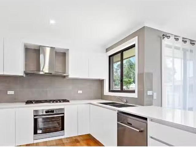 Cozy 52 Cawdell Drive, Albion Park House for rent Listed by M.