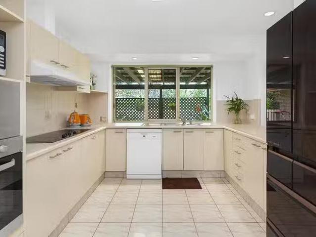 Cozy 52 Tillbrook Street, Chapel Hill, QLD 4069