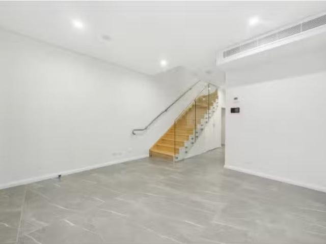 Deal! 5/3 Winston Street, Asquith Townhouse for rent Listed b.
