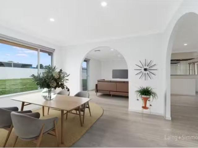 New 54 Rowan Avenue, Uralla House for rent Listed by Armidale.
