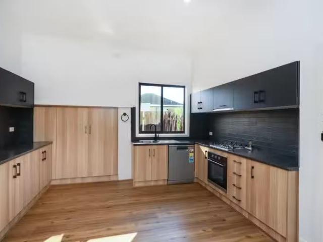 Cozy 57 Eirene Street, Yarraville VIC 3013
