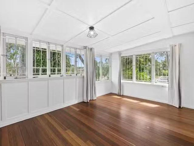 Deal! 5 Verney Road West, Graceville, QLD 4075
