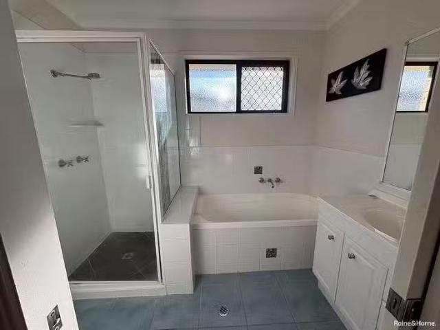 Charming 5 Wodalla Mews, Point Vernon, QLD 4655