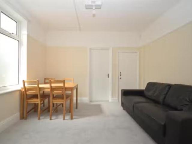 Charming 5 bedroom maisonette for rent in Henleaze Road, Henle.
