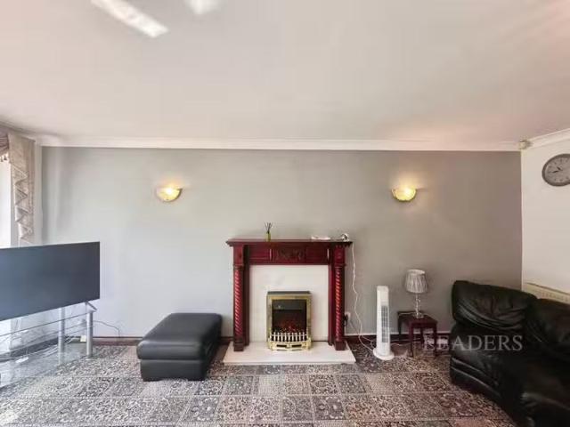 Cheap 5 bedroom detached house for rent in Billesley Lane, Bir.