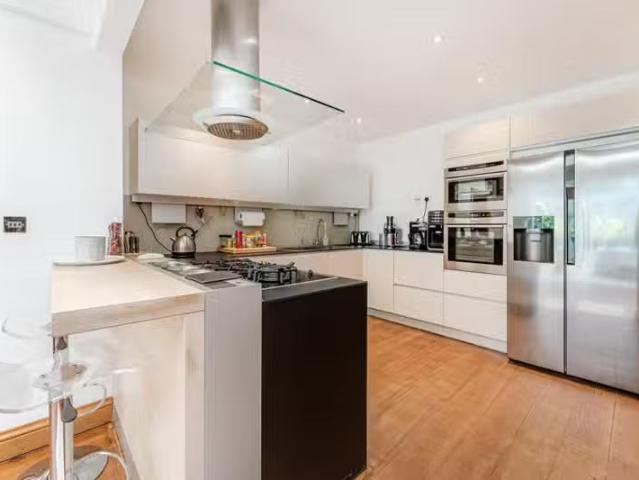 Unique 5 bedroom detached house for rent in Brancaster Lane, P.