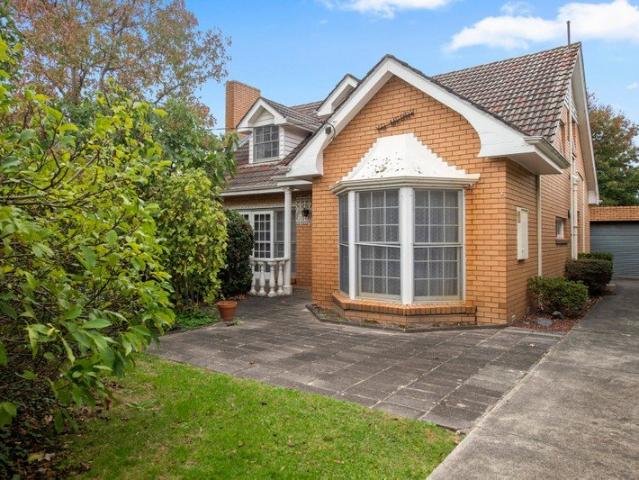 UNIQUE 5 BEDROOM FAMILY HOME