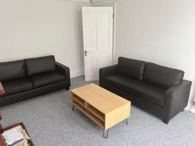 Cheap 5 bedroom house for rent in Clare Avenue, Bishopston, Br.
